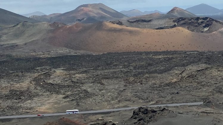 Paisaje volcánico y cráteres del Parque Nacional de Timanfaya vistos durante la Ruta de los Volcanes.
